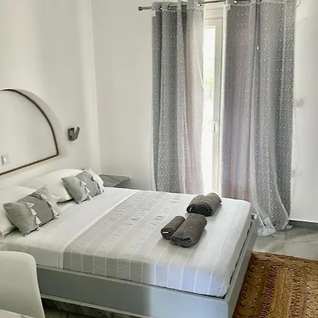 Santanna White * Parikia (Paros)