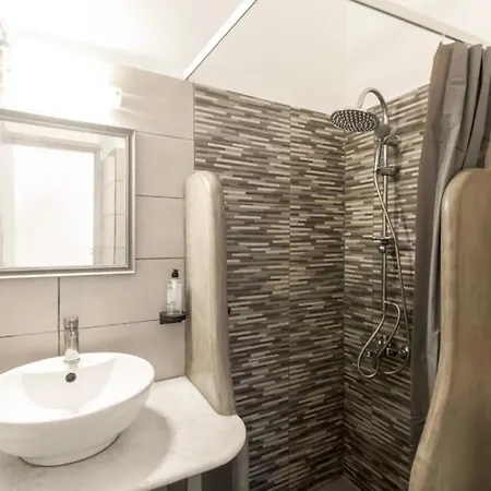 Santanna White Apartment *